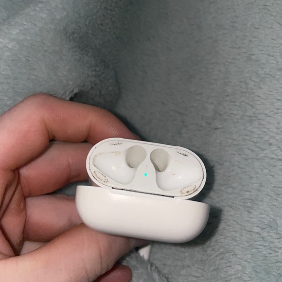 Air Pod Generation 2 , BARLEY USED - Picture 3 of 4